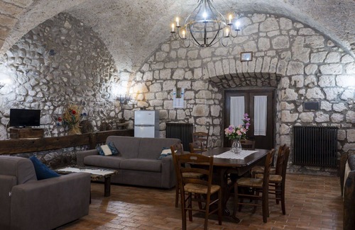 Bagnoregio Villa | Cosy apartment in villa for 8 guests with WIFI, pool, TV, patio and pets allowed