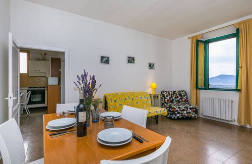 Follonica Villa | Cosy apartment in villa for 6 guests with pool, WIFI, TV, patio and pets allowed