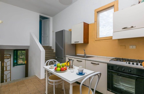 Follonica Villa | Cosy apartment in villa for 6 guests with pool, WIFI, TV, patio and pets allowed