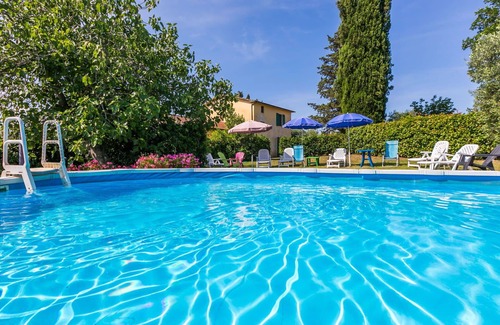 Follonica Villa | Cosy apartment in villa for 6 guests with pool, WIFI, TV, patio and pets allowed