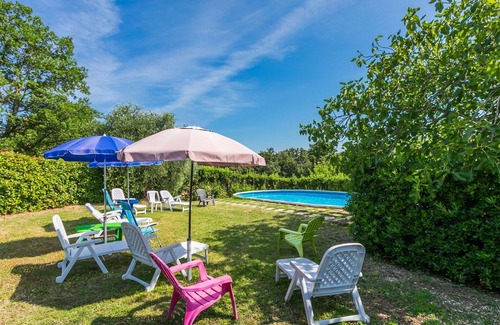 Follonica Villa | Cosy apartment in villa for 6 guests with pool, WIFI, TV, patio and pets allowed