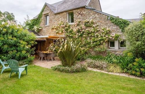 Sartilly-Baie-Bocage Villa | Cosy apartment in villa for 4 guests with WIFI, TV and parking