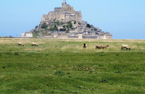 Sartilly-Baie-Bocage Villa | Cosy apartment in villa for 4 guests with WIFI, TV and parking