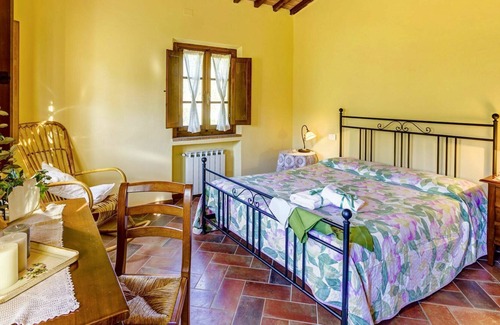 Gambassi Terme Villa | Cosy apartment in villa for 4 guests with pool, WIFI, TV, patio, pets allowed and parking