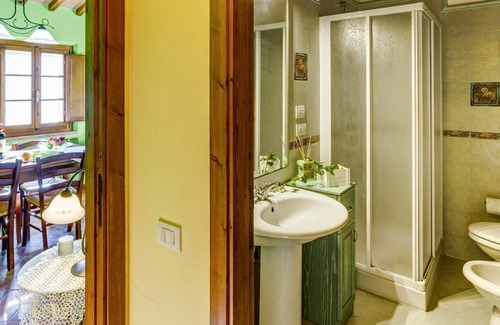 Gambassi Terme Villa | Cosy apartment in villa for 4 guests with pool, WIFI, TV, patio, pets allowed and parking