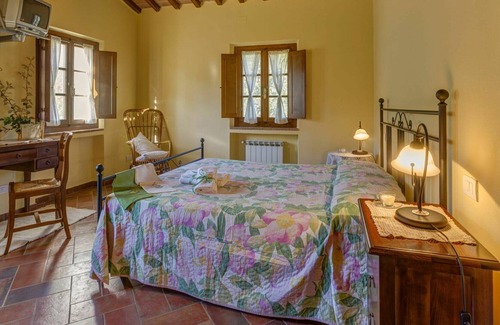 Gambassi Terme Villa | Cosy apartment in villa for 4 guests with pool, WIFI, TV, patio, pets allowed and parking