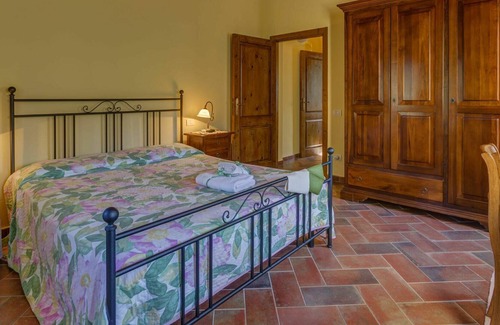 Gambassi Terme Villa | Cosy apartment in villa for 4 guests with pool, WIFI, TV, patio, pets allowed and parking