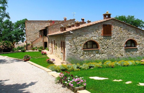 Gambassi Terme Villa | Cosy apartment in villa with A/C, pool, WIFI, TV, terrace and panoramic view, close to San Gimig.