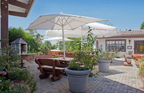 Bad Emstal House | Cosy apartment in villa for 4 guests with WIFI, pool, TV, terrace and pets allowed