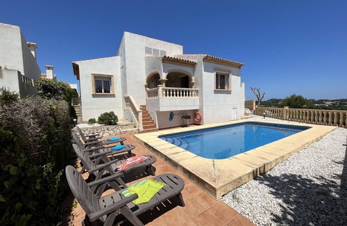 Costa Nova House | Cosy apartment in villa for 4 people with WIFI, private pool, A/C, TV, terrace and pets allowed