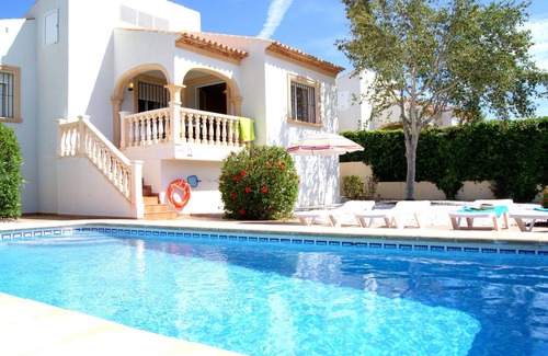 Costa Nova House | Cosy apartment in villa for 4 people with WIFI, private pool, A/C, TV, terrace and pets allowed