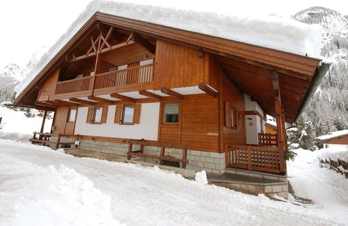 Penia House | Cosy apartment in villa for 8 guests with WIFI, TV, balcony and pets allowed