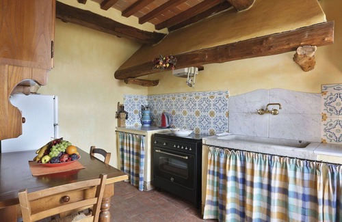 Cascine-La Croce Villa | Cosy apartment in villa for 6 people with WIFI, pool, TV, patio and pets allowed