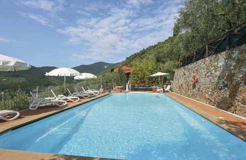 Cascine-La Croce Villa | Cosy apartment in villa for 6 people with WIFI, pool, TV, patio and pets allowed