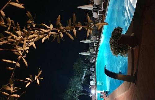 Cascine-La Croce Villa | Cosy apartment in villa for 6 people with WIFI, pool, TV, patio and pets allowed