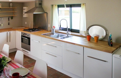 Victot - Pontfol House | Cosy apartment in villa for 6 guests with pool, WIFI, TV, patio and pets allowed