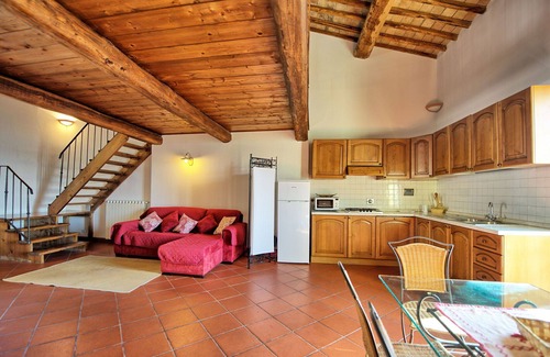 Montebonello Villa | Cosy apartment in villa for 4 guests with WIFI, A/C, pool, TV, patio and pets allowed
