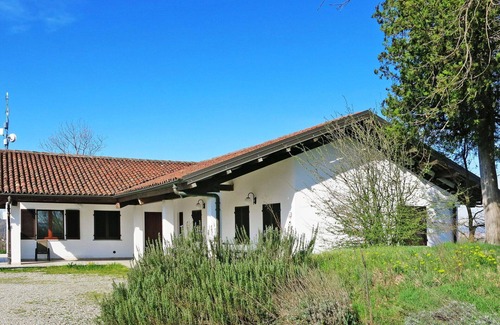 Azzano d'Asti Villa | Cosy apartment in villa for 6 people with pool, WIFI, terrace and pets allowed