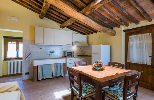 Pescia House | Cosy apartment in villa for 6 guests with WIFI, pool, TV and terrace