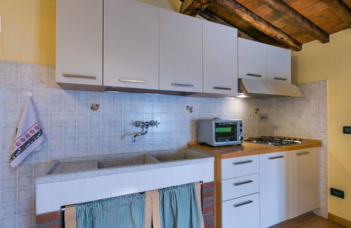 Pescia House | Cosy apartment in villa for 6 guests with WIFI, pool, TV and terrace