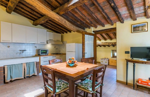 Pescia House | Cosy apartment in villa for 6 guests with WIFI, pool, TV and terrace