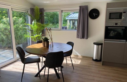 Noordoostelijk van Schaarsbergen House | Cosy apartment in villa for 4 people with WIFI, pool, TV and terrace