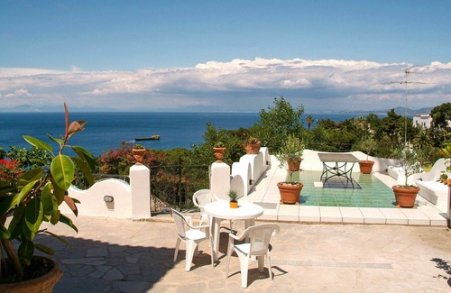 Casamicciola Terme Villa | Cosy apartment in villa for 4 guests with WIFI, TV, patio and parking