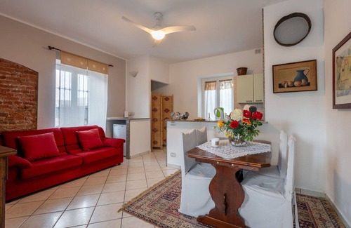 Castell'Alfero Apartment | Cosy apartment for 4 guests with pool, WIFI, TV and patio