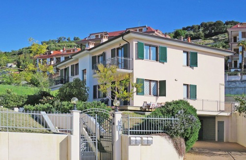 Cipressa Apartment | Cosy apartment for 6 guests with WIFI, TV, balcony and pets allowed