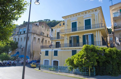 Vietri sul Mare Apartment | Cosy apartment for 6 guests with TV and terrace