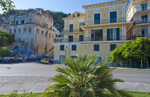 Vietri sul Mare Apartment | Cosy apartment for 6 guests with TV and terrace