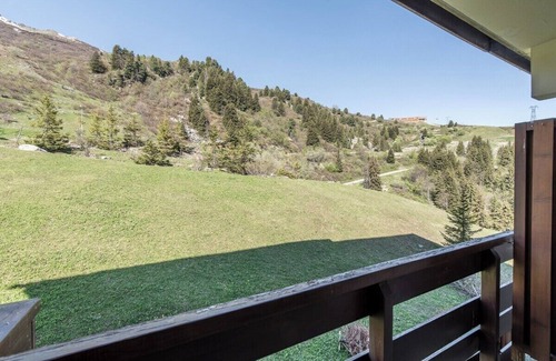 Meribel-Mottaret Apartment | Cosy apartment of 22m2 with 1 bunk bed area and 1 living room with sofa in the Hameau du Mottaret