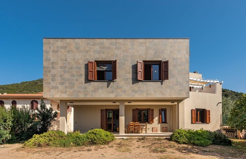 Chia House | Cosy Apartment Villa Fico with Terrace, Garden & Air Conditioning; Parking Available, Pets Allowed