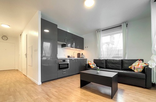 Saint-Denis Apartment | Cosy apartment with loggia and private parking