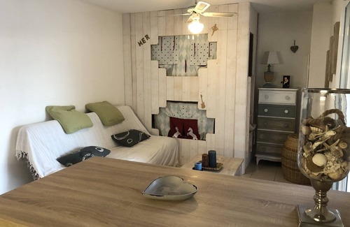 Narbonne-Plage Apartment | Cosy apartment with shaded terrace and residential pool