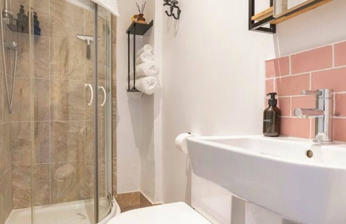 Margate Apartment | Cosy apartment within a 1 min walk to the beach!