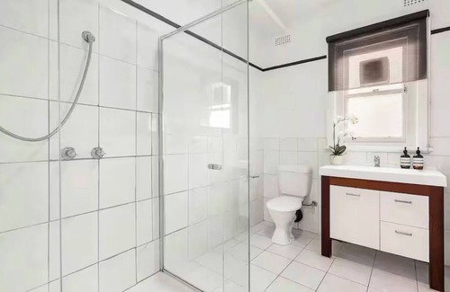 Collingwood Apartment | Cosy Art Deco Apartment - near CBD and parks with private carpark