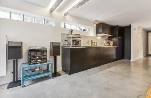 Stationsbuurt Zuid Apartment | Cosy art studio near station with bikes and garden