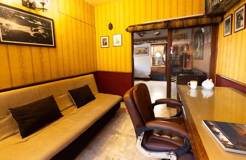 Andheri West Apartment | Cosy, Artistic, quiet apartment in a fantastic location. Large desk for work.