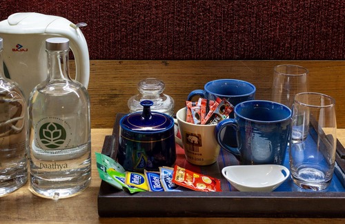 Andheri West Apartment | Cosy, Artistic, quiet apartment in a fantastic location. Large desk for work.