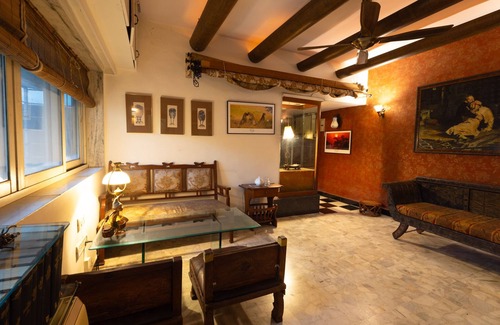 Andheri West Apartment | Cosy, Artistic, quiet apartment in a fantastic location. Large desk for work.