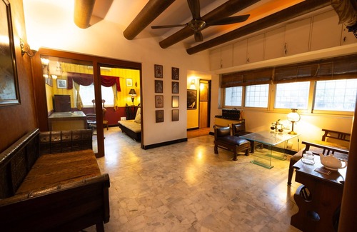 Andheri West Apartment | Cosy, Artistic, quiet apartment in a fantastic location. Large desk for work.