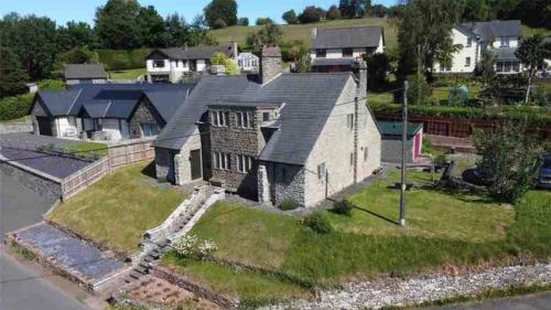 Battle House | Cosy Arts & Crafts Cottage with stunning views