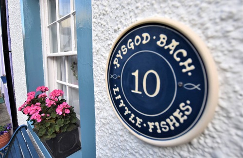 Aberdovey Cottage | Cosy, attractive 2 Bedroom Cottage In Centre Of Aberdovey Ideal For Couples