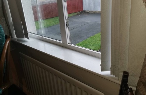 Dunmurry House | Cosy Authentic Irish Home, 10 mins from Belfast city centre.
