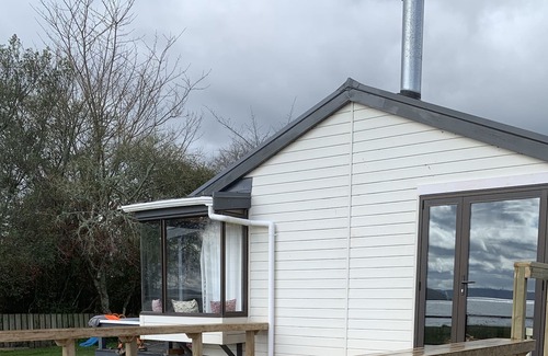 Holdens Bay House | Cosy bach, stunning lakefront site, handy location