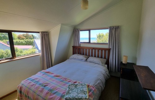 Kakanui House | Cosy bach with Kakanui mountain and sea views.