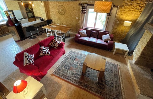 Montignac House | Cosy barn in Montignac Lascaux. 1.5km to Grottes de Lascaux. Pets welcome!