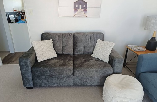 Mount Maunganui Cottage | Cosy Beach Bach, near stunning Omanu beach, shops & cinemas.