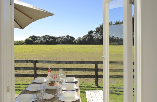 Pataua Cottage | Cosy Beach Cottage surrounded by Nature - Tahi